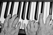 Die Welt des Musikunterrichts steht Kopf: Die Alten lernen heute von den Jungen. Foto: Martin Hufner