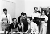 Konzert für zwei Cembali von Friedemann Bach, Juni 1966 in Bennebroek, Niederlande. (v.li.n.r. sitzend): Wolf Erichson, Gustav Leonhardt, dazwischen Nikolaus Harnoncourt. Hinter Leonhardt steht Alan Curtis, der bei dieser Aufnahme das zweite Cembalo spielte. Er macht sich heute einen Namen vor allem als Dirigent von Händel-Opern. 