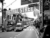 Für wenige Wochen wird die Isang-Yun-Straße zur „Festival Street“. Foto: Vrzal