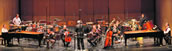 Doppel-Flügel und geteilte Musiker: das Ensemble Modern in Witten mit Bruno Mantovanis neuem Werk „Si prés, si loin“ für zwei Klaviere und zwei Ensemblegruppen. Foto: Charlotte Oswald