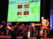 Teilten sich das Podium im Mannheimer Rosengarten: die Deutsche Streicherphilharmonie und der Kriminologe Christian Pfeiffer. Foto: Andreas Kolb