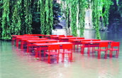 Ping Qiu: „Rote Schulbänke“, Erfurt 2002. Die Installation in Gera war eine Reaktion der Künstlerin auf den wenige Tage zuvor geschehenen Amoklauf an einer Schule in Erfurt. Ein aktuelles Projekt von Ping ist ein Kunstgarten in Pasewalk zum Thema Europa ohne Grenzen. Foto: Ping Qiu