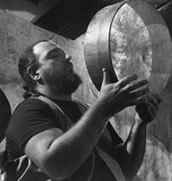 Der Percussionist Michael Zerang. Foto: Marc PoKempner