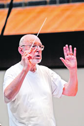 Der Komponist, Dirigent und Musik-Gesellschaftsbeweger Michael Gielen bei einer Probe im Juni 2007 im Konzerthaus Freiburg. Fotos: Charlotte Oswald