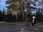 Finnische Mitternacht auf dem kahlen Berge: Petri Keskitalo bläst ein Solo. Die Seilakrobatin hat sich vorerst zurückgezogen. Foto: Juan Martin Koch