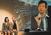 Zwei Protagonisten bespielen Bühne und Videoscreen zugleich. Foto: S. Müller