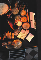 Schlagzeug-Magier: Einer der sechs Percussionisten bei der Aufführung von Griseys „Le Noir de l‘Etoile“ in der Kollegienkirche. Foto: Charlotte Oswald
