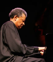 Gewohnt streng und przise: Abdullah Ibrahim. Foto: Andre Kempner