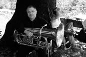 Rast bei der Pilgerwanderung: Josef Steinbck an der Tuba und Miriam Merzhuser vom Festival Klangspuren. Foto: Astrid Karger