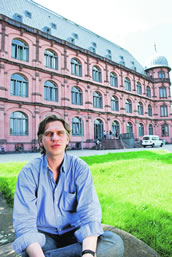 Komponist Markus Hechtle vor der Karlsruher Musikhochschule. Foto: J. Radsack 