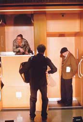 Diskrete Stücke 2 im Paternoster des Kölner Funkhauses: Manos Tsangaris gestaltete hier gleich mehrere Kabinette. In einem erscheint der Dichter Heinrich Böll (rechts), der diesem Paternoster zu literarischem Ruhm verhalf.