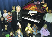 Asmus J. Hintz, Direktor der Yamaha Academy Of Music, in einer Gruppe von Kindern der musikalischen Frherziehung. Foto: Yamaha