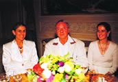 Karlheinz Stockhausen nach der Urauffhrung seiner Lichter  Wasser-Komposition 1999 in Donaueschingen entspannt beim Frstenempfang zwischen seinen Musen Suzanne Stephens und Kathinka Pasveer. Foto: Charlotte Oswald