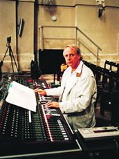 Der Klangregisseur: Karlheinz Stockhausen bei den Salzburger Festspielen 1995 in der Kollegienkirche, wo seine Hymnen aufgefhrt< wurden. Foto: Charlotte Oswald