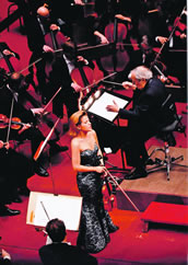Anne-Sophie Mutter spielt hier Tschaikowskys Violinkonzert in einem Konzert in der Alten Oper Frankfurt am 19. November 2007. Sie wurde begleitet vom Concertgebouworkest Amsterdam unter Andr Previn. Foto: Charlotte Oswald