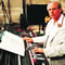 Der Klangregisseur: Karlheinz Stockhausen bei den Salzburger Festspielen 1995 in der Kollegienkirche, wo seine „Hymnen“ aufgeführt< wurden. Foto: Charlotte Oswald