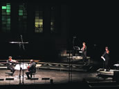 Schau mich bitte nicht so an/Vertragt euch wieder/Haltet Abstand (Bild unten): Szenen aus Dieter Schnebels Streichquartett Nr. 1. Fotos: Charlotte Oswald