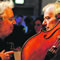 Tage der Neuen Musik bieten auch anrührende Momente: Beim diesjährigen „Eclat“-Festival in Stuttgart wurde Dieter Schnebels erstes Streichquartett uraufgeführt (siehe Bericht auf den Seiten 43/44). Bei einem Empfang danach begegneten sich Komponist und Festivalleiter Hans-Peter Jahn, der mit einem eigenen Cello-Beitrag seinen sechzigsten Geburtstag feierte.