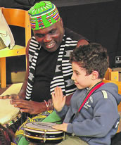 Kinder in unmittelbarem Kontakt mit außereuropäischer Musikkultur. Foto: Gotthardt