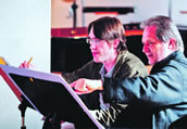 Komponist, Lehrer, Dirigent: Peter Eötvös studierte beim Ensemble Modern in Frankfurt eigene Werke ein. Alle Fotos: Charlotte Oswald