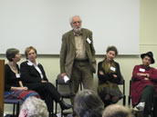 Bei der Eröffnungssitzung der Londoner Konferenz tauschen Angehörige von im Dritten Reich verfolgten Komponisten ihre Erinnerungen aus: v.l.n.r.: Eva Fox-Gál (Tochter von Hans Gál), Andrea Rauter (Tochter von Ferdinand Rauter), Daniel Snowman (Autor von „The Hitler Emigrés“), Tanya Tintner (Witwe von Georg Tintner), Julia Seiber Boyd 