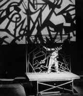 Das Bühnenmodell zu Luigi Nonos „Intolleranza“, die eine große Eisenskulptur in den Mittelpunkt stellt, in der sich die Protagonisten verfangen – in Anlehnung an Vedovas eigenes Bild „Konzentrationslager – Menschen und Stacheldraht“ von 1950 (Venedig, Teatro La Fenice, 1961). Fotonachweis: Stiftung Emilio und Annabianca Vedova, Venedig
