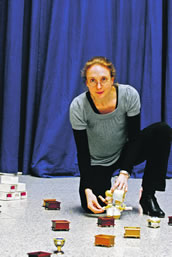 Komponistin mit Spieluhren: Rebecca Saunders. Foto: Charlotte Oswald