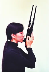 Einatmen, ausatmen, immer entströmen schöne Töne und Klänge den sieb­zehn Bambuspfeifen der Shô, der japanischen Mundorgel: Mayumi Miyata hat ihre Shô zum Solo-Instrument gemacht, für das ihr viele bekannte Kompo­nisten eigene Werke schrieben. Foto: Charlotte Oswald