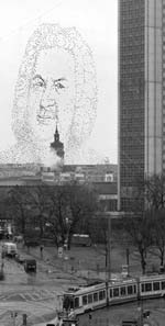 Bachs Konterfei aus Wimpeln schwebt ber der Leipziger Innenstadt (c) Volkmar Heinz