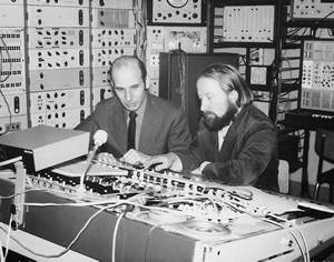 Georg Katzer mit Peter Kolman im elektronischen Studio Bratislava 1976. Foto: BMG
